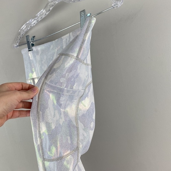 Zyia Womens Silver Metallic Camo Pocket Light n Tight Capri Leggings Size 6-8 - Picture 10 of 13